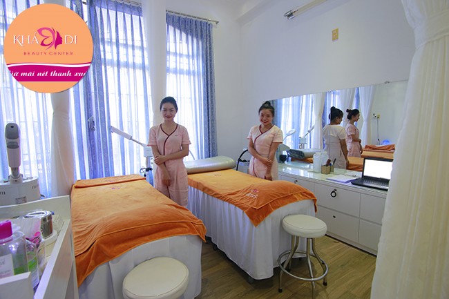<em>Cở sở&nbsp;<b>thẩm mỹ viện Khả Di tại TP. Nha Trang</b>&nbsp;hiện tại đang&nbsp;sở hữu đội ngũ nhân viên kỹ thuật viên được đào tạo một cách rất bài bản, có nhiều kinh nghiệm trong lĩnh vực làm đẹp. Đã và đang áp dụng những công nghệ mới nhất, hiện đại nhất trong ngành thẩm mỹ, và từ đó&nbsp;mang lại hiệu quả tốt nhất cho khách hàng.</em>