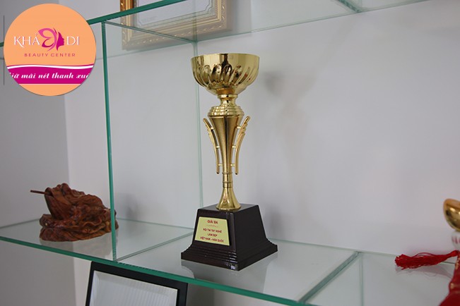 <p>Công nghệ ngày ngày tiên tiến, bắt kịp xu hướng quốc tế,&nbsp;<b>thẩm mỹ viện Khả Di tại TP. Nha Trang</b>&nbsp;đã và đang áp dụng những biện pháp cùng trang thiết bị hiện đại nhất để phục vụ tối ưu nhất nhu cầu làm đẹp của chị em phụ nữ, từ đó có thể tư vấn giúp họ làm đẹp an toàn và mang lại hiệu quả nhất định.</p>