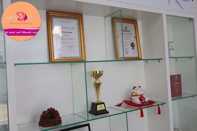 <p>Công nghệ ngày ngày tiên tiến, bắt kịp xu hướng quốc tế,&nbsp;<b>thẩm mỹ viện Khả Di tại TP. Nha Trang</b>&nbsp;đã và đang áp dụng những biện pháp cùng trang thiết bị hiện đại nhất để phục vụ tối ưu nhất nhu cầu làm đẹp của chị em phụ nữ, từ đó có thể tư vấn giúp họ làm đẹp an toàn và mang lại hiệu quả nhất định.</p>