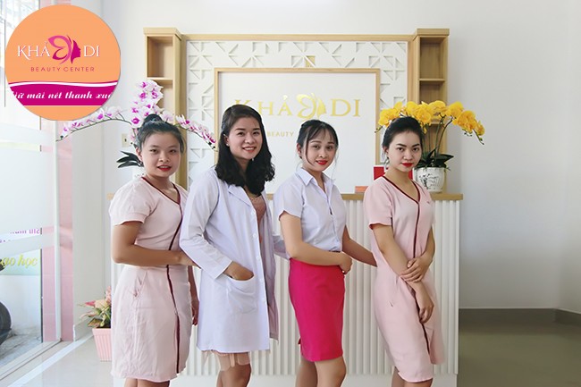 <p><em>Cở sở&nbsp;<b>thẩm mỹ viện Khả Di tại TP. Nha Trang</b>&nbsp;hiện tại đang&nbsp;sở hữu đội ngũ nhân viên kỹ thuật viên được đào tạo một cách rất bài bản, có nhiều kinh nghiệm trong lĩnh vực làm đẹp. Đã và đang áp dụng những công nghệ mới nhất, hiện đại nhất trong ngành thẩm mỹ, và từ đó&nbsp;mang lại hiệu quả tốt nhất cho khách hàng.</em></p>