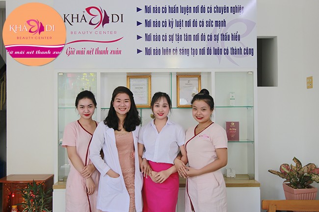 <em>Cở sở&nbsp;<b>thẩm mỹ viện Khả Di tại TP. Nha Trang</b>&nbsp;hiện tại đang&nbsp;sở hữu đội ngũ nhân viên kỹ thuật viên được đào tạo một cách rất bài bản, có nhiều kinh nghiệm trong lĩnh vực làm đẹp. Đã và đang áp dụng những công nghệ mới nhất, hiện đại nhất trong ngành thẩm mỹ, và từ đó&nbsp;mang lại hiệu quả tốt nhất cho khách hàng.</em>